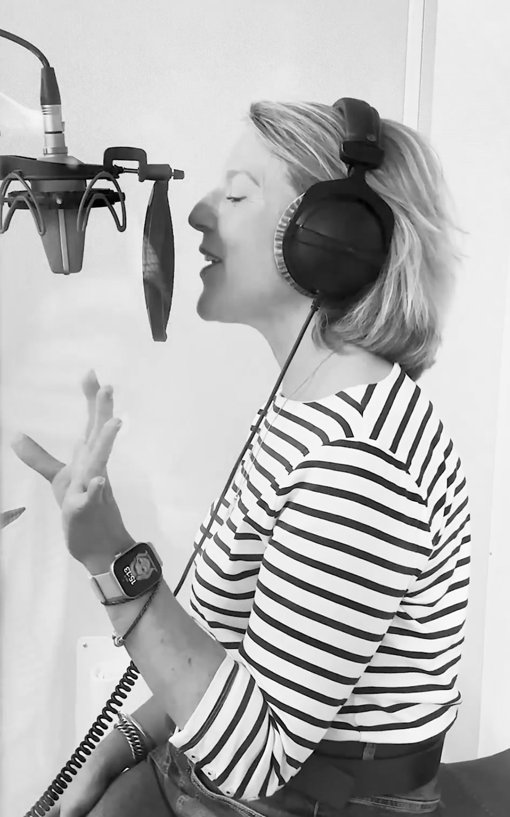 Annemarie Pol achter de microfoon in haar voice-over studio